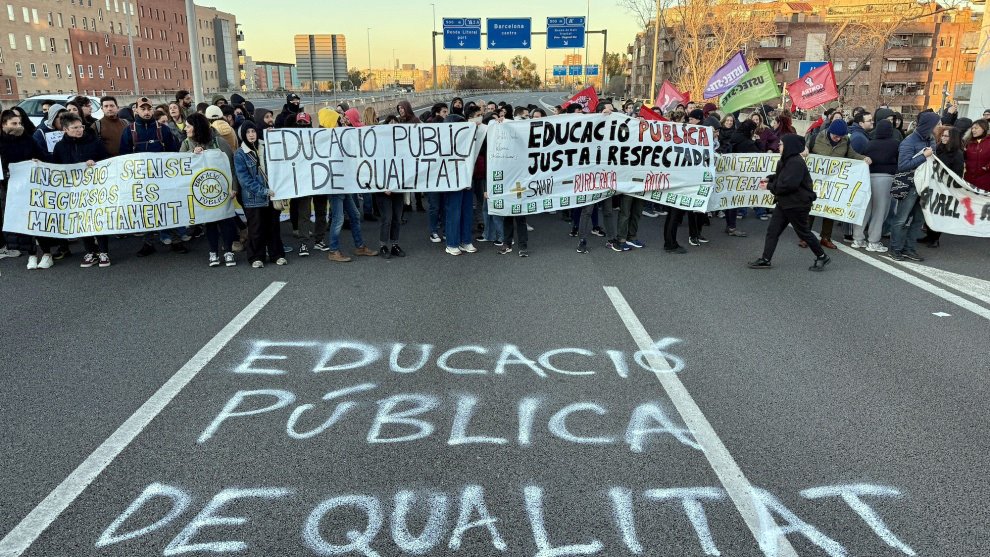 Pintada en la C-31 de los docentes en huelga.