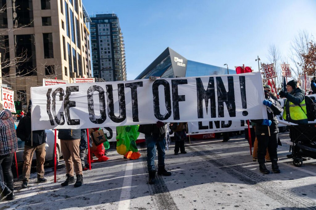 Protesta contra el ICE y sus redadas hacia personas migrantes.