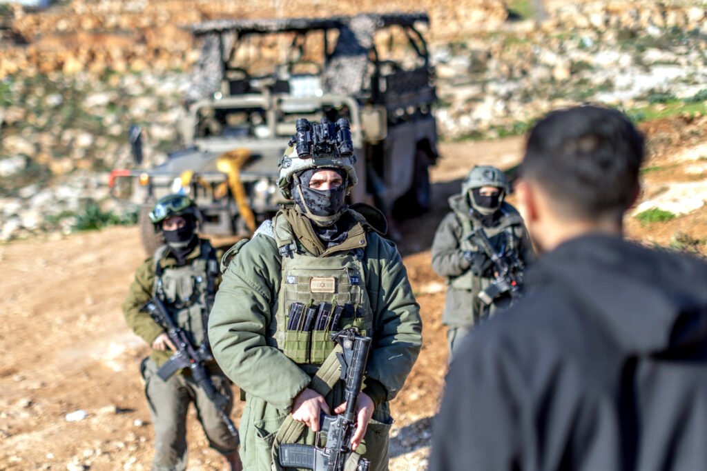 Soldados asaltan la comunidad de Al-Khalail, cerca de la aldea de Al-Mughayyir, en enero de 2026.