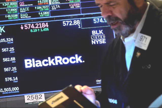 Un operador trabaja mientras una pantalla muestra la información comercial de BlackRock en el piso de la Bolsa de Valores de Nueva York.