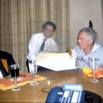 El excomisario de la UE, Peter Mandelson y Jeffrey Epstein celebrando un cumpleaños.