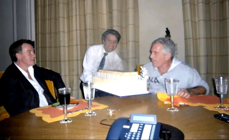 El excomisario de la UE, Peter Mandelson y Jeffrey Epstein celebrando un cumpleaños.