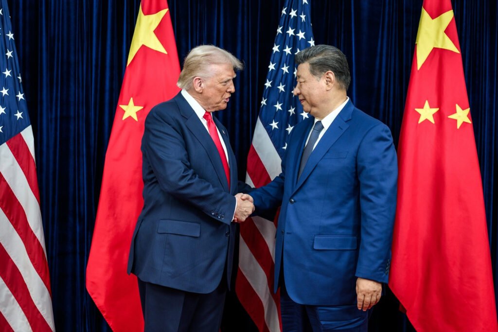 El presidente estadounidense Donald Trump saludando al presidente chino Xi Jinping.