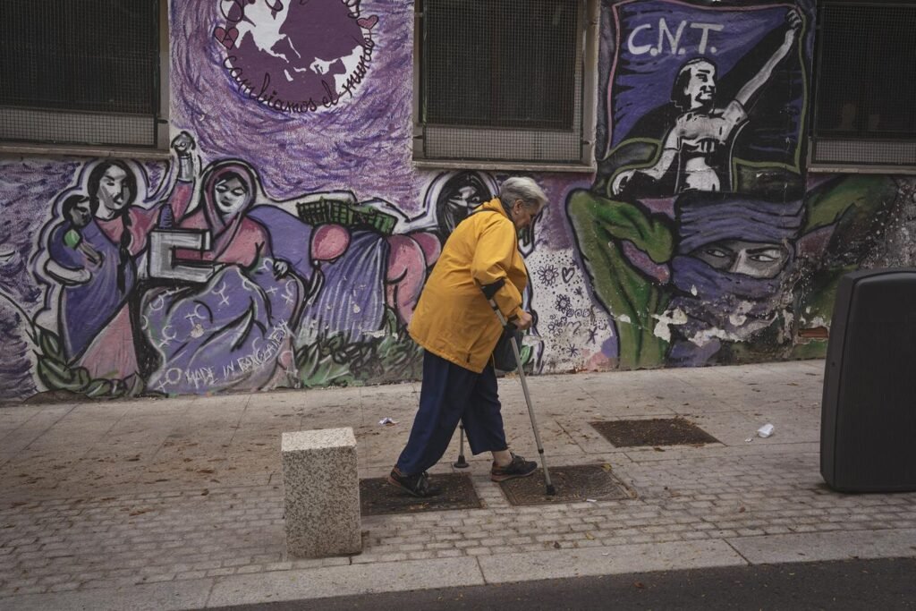 En general, tanto espacios públicos como privados no están preparados para la presencia de la población más mayor, aún menos de aquella femenina y con movilidad reducida.