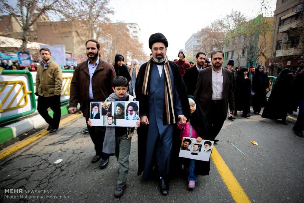 La República Islámica de Irán selecciona al hijo de Alí Jamenei, Mojtaba, para sucederle como Líder Supremo en una decisión continuista y más pragmática que teológica.