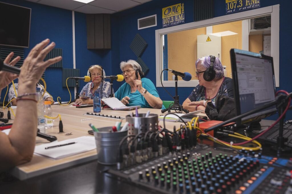 Desde hace unos años, Fe es una de las “Lideresas de Villaverde”, un grupo de mujeres mayores que participan en el activismo local y que conducen el programa “Con Mayor Voz” de OMC Radio, en el que hablan de cualquier tema sin tapujos relacionados sobre todo con el feminismo y la vejez. 