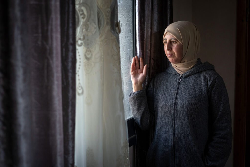 Hidaya Abu Na'im, de 33 años, en el interior de su nueva casa en Al-Mughayyir, tras ser desalojada de su hogar en la comunidad de Al-Khalail,