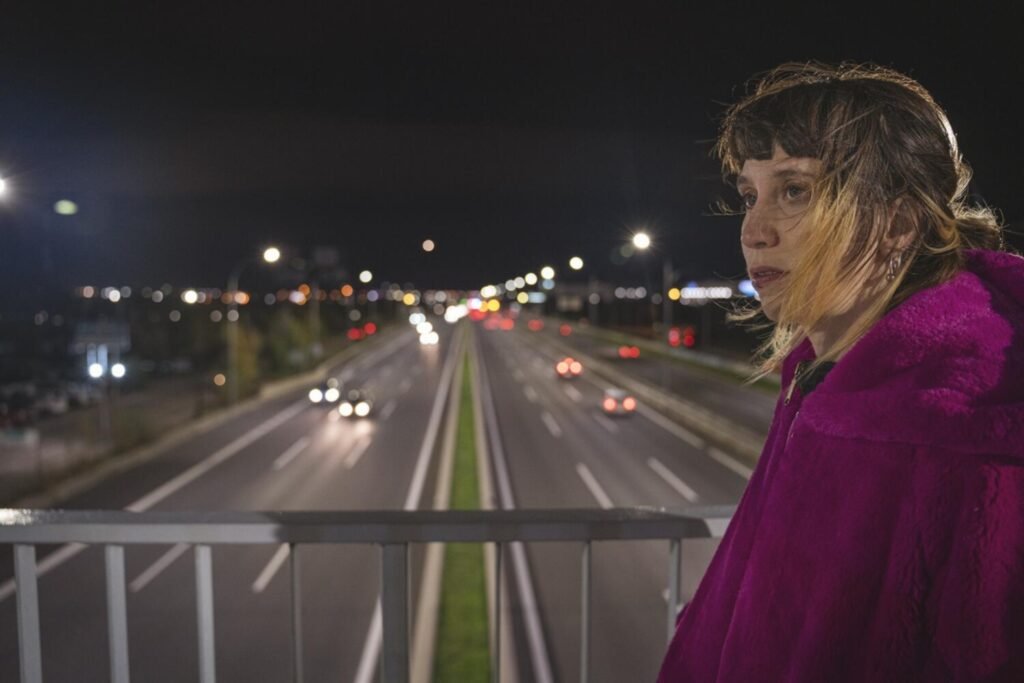 Martina es una joven italiana de unos 30 años que vivía hasta 2024 en el distrito madrileño de Latina, en el barrio de Puerta del Ángel. Según la web Idealista, en este distrito, el precio de los alquileres ha subido un 9,8% en el último año (agosto 2024 -agosto 2025). Después de unos meses con el apoyo del Sindicato de Inquilinas de Madrid, Martina ha tenido que abandonar su piso compartido, comprado por un “fondo buitre”. Según la web de Provivienda, las mujeres son las más afectadas por el elevado gasto en vivienda (52,34%).