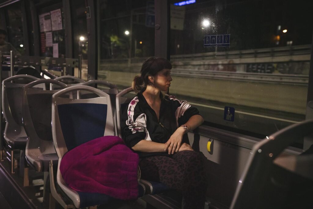 Martina tenía que desplazarse todos los días a su puesto de trabajo en un centro de acogida de una organización humanitaria que se encuentra en las afueras de la ciudad, lo que le llevaba a hacer alrededor de una hora de desplazamiento a través de buses y metro. En la última parte de la ruta hacia su trabajo, Martina tenía que andar por una carretera muy transitada por vehículos, mal iluminada y muy poco frecuentada por peatones. Dice que no le daba miedo, pero a muchas de sus compañeras sí.