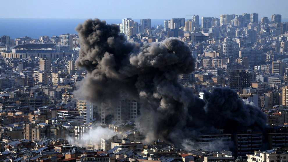 El humo surge de edificios en Beirut tras un nuevo ataque de Israel.