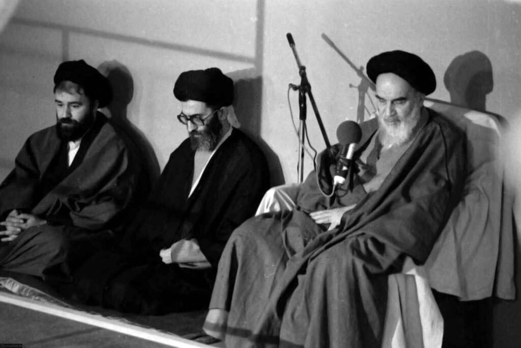 Alí Jamenei, Líder Supremo de Irán entre 1989 y 2026 -en el centro-, junto a su antecesor, Ruholá Jomeini -a la derecha-.