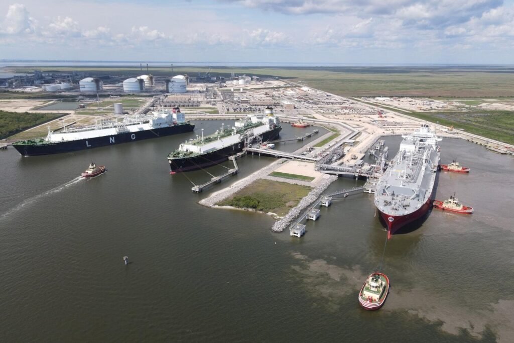 Barcos metaneros en la terminal de exportación de gas natural licuado en Beaumont, Texas, operada por Cheniere Energy.