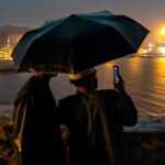 Buques fondeados en Mascate, Omán, en pleno parón del tráfico por el estrecho de Ormuz.