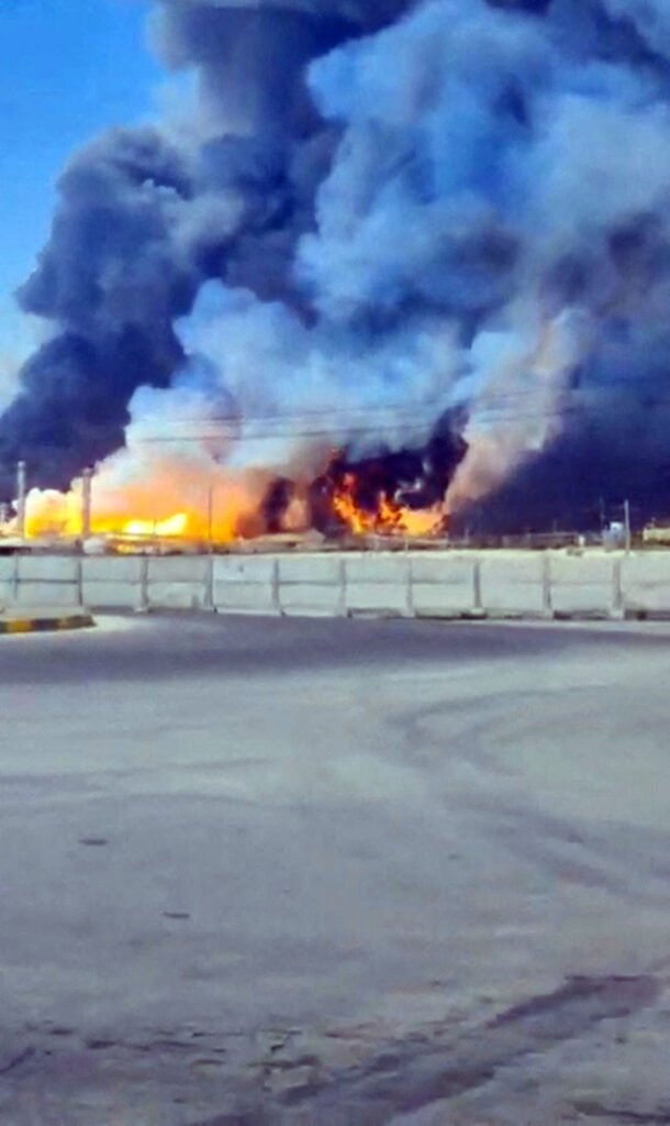 Captura de pantalla de un video del ataque contra el campo de gas de Pars Sur.