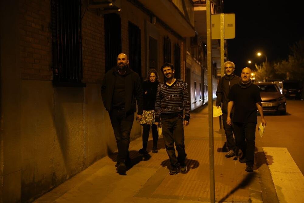 Cinco de los seis detenidos en la redada racista en la casa de Serigne Mbaye. Entre ellos, Martín Cúneo, periodista de El Salto.