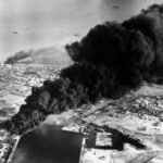 Columna de humo en Puerto Saíd tras el asalto anglofrancés al canal de Suez.