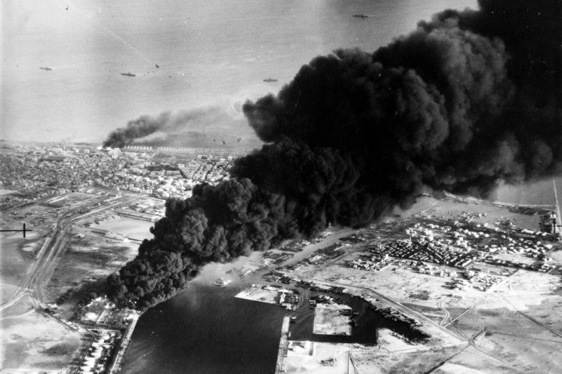 Columna de humo en Puerto Saíd tras el asalto anglofrancés al canal de Suez.
