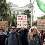 Concentración frente al Congreso de los Diputados cuando personajes del arte y la cultura se declararon públicamente contra el genocidio palestino por parte de Israel, en marzo de 2025.