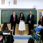 Díaz Ayuso, durante una visita a un instituto madrileño.
