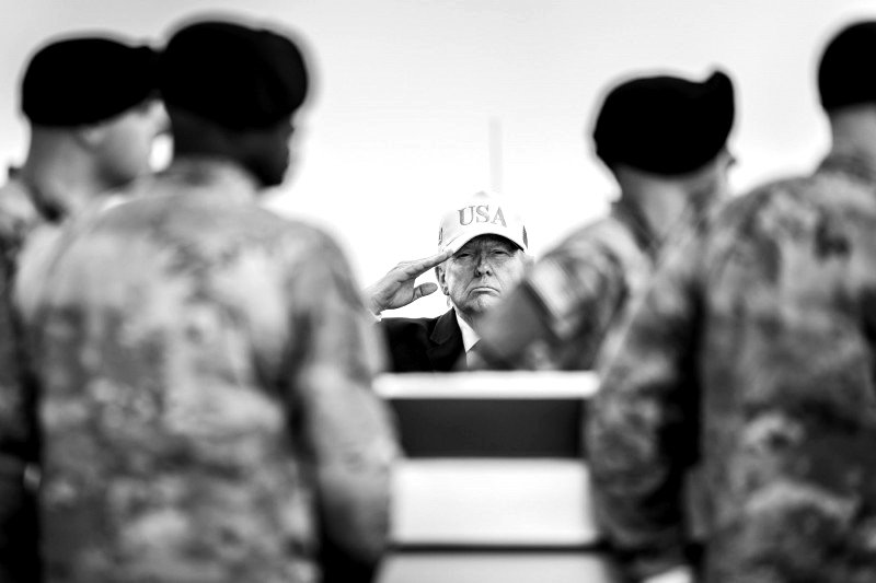 Donald Trump recibe con una gorra blanca los cuerpos de los seis soldados estadounidenses fallecidos en Kuwait.