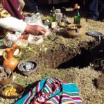 Durante el homenaje a la Pacha, se realizan ofrendas.