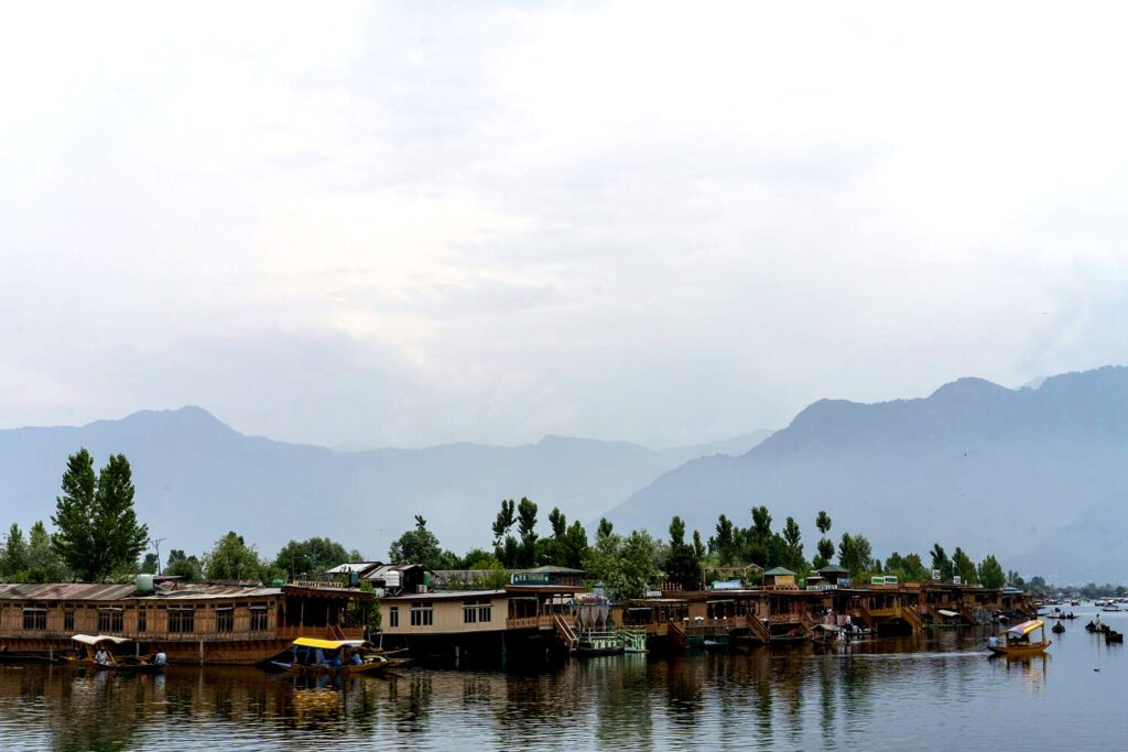 El lago Dal en la ciudad de Srinagar, en Cachemira.