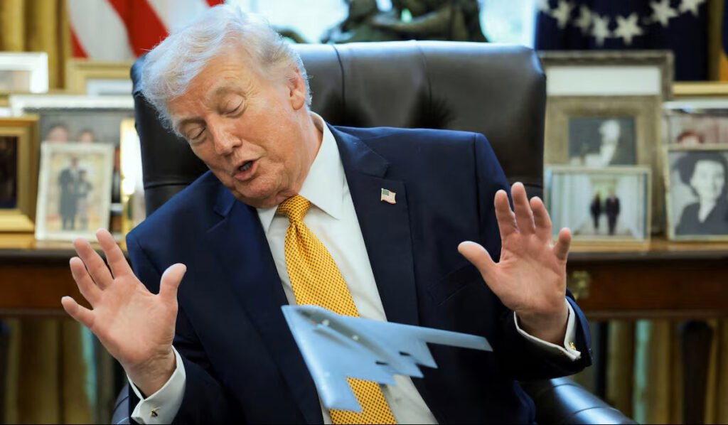 El presidente de Estados Unidos, Donald Trump, observa una maqueta de un bombardero B-2 en el Despacho Oval de la Casa Blanca, el 16 de marzo.