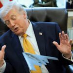 El presidente de Estados Unidos, Donald Trump, observa una maqueta de un bombardero B-2 en el Despacho Oval de la Casa Blanca, el 16 de marzo.