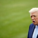 El presidente de Estados Unidos, Donald Trump, se dirige a los medios al salir de la Casa Blanca.