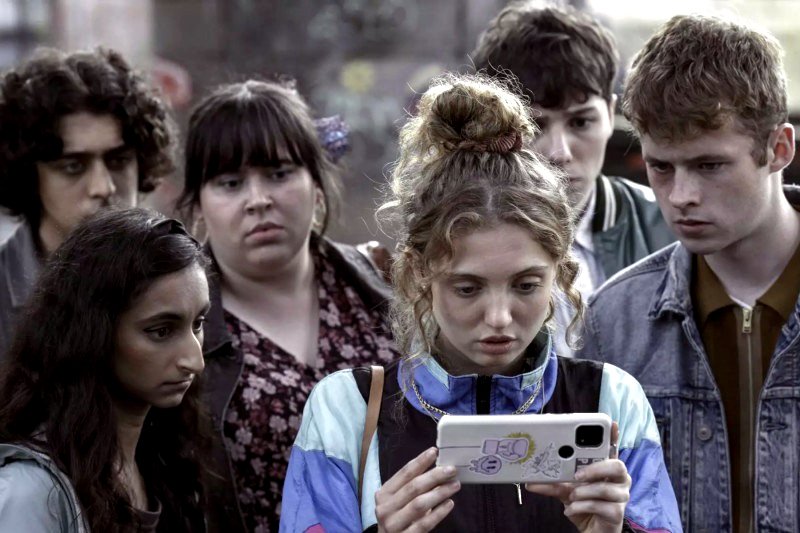 Fotograma de la serie Red Rose (2022).