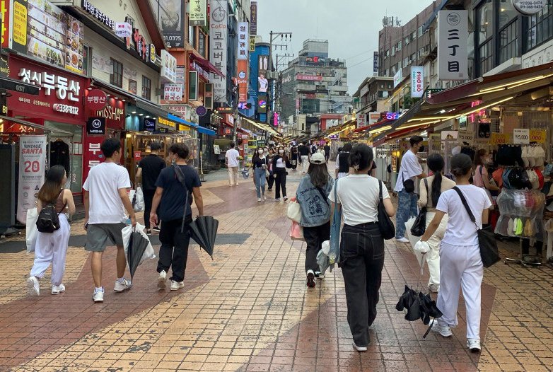 Gente caminando por la calle en Seúl, Corea del Sur.