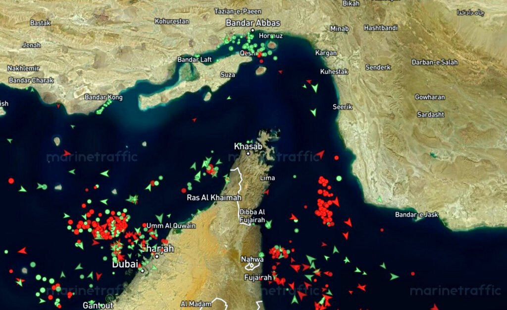 Imagen de satélite del Estrecho de Ormuz con los cargueros en color verde y los tanqueros de petróleo y gas en rojo, 23 de marzo.