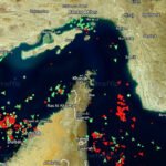 Imagen de satélite del Estrecho de Ormuz con los cargueros en color verde y los tanqueros de petróleo y gas en rojo, 23 de marzo.