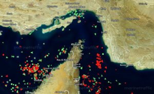 Imagen de satélite del Estrecho de Ormuz con los cargueros en color verde y los tanqueros de petróleo y gas en rojo, 23 de marzo.