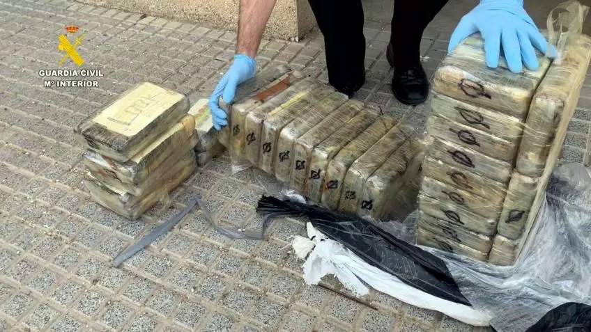 Imagen de un alijo de 700 kilos de cocaína intervenido por la Guardia Civil en Cádiz.