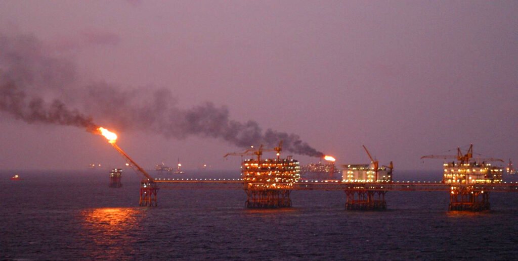 La crisis del petróleo por la caída de la demanda amenaza con arrastrar a los mercados financieros.