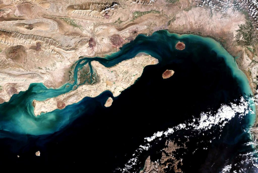 La isla de Larak, perteneciente a Irán, es un enclave crucial en la estrategia de Teherán para controlada el estrecho de Ormuz.