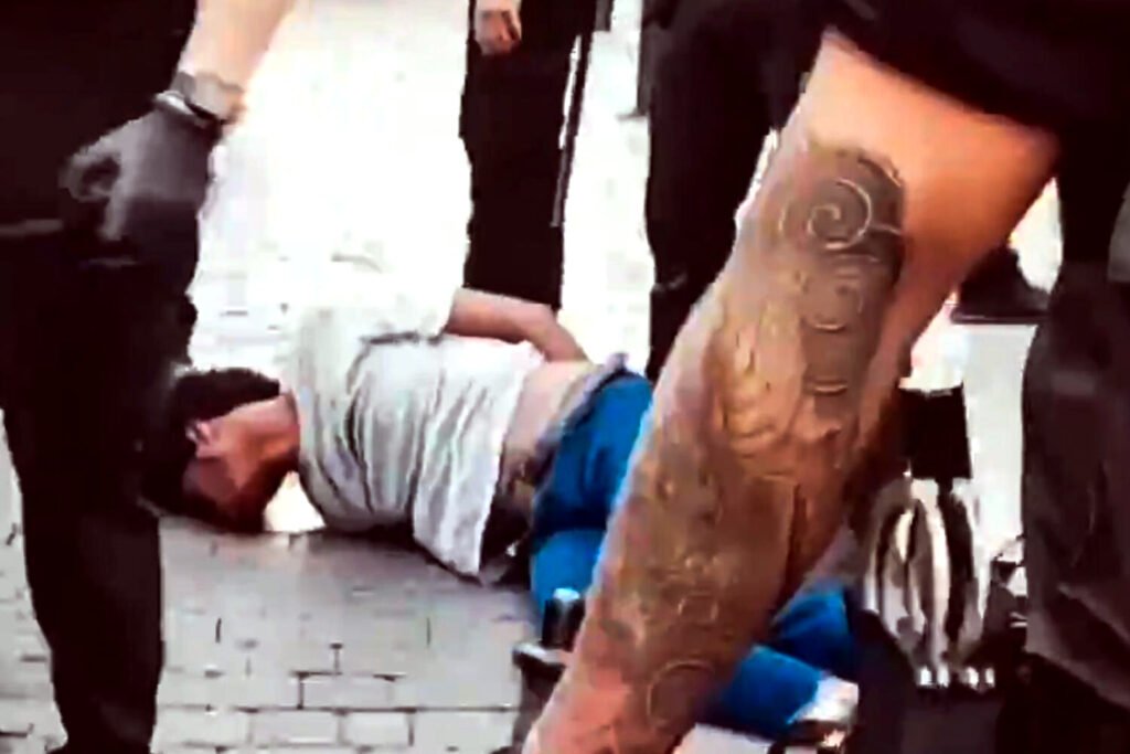 La policía deja inconsciente a una persona africana tras reducirla en Lavapiés, Madrid,