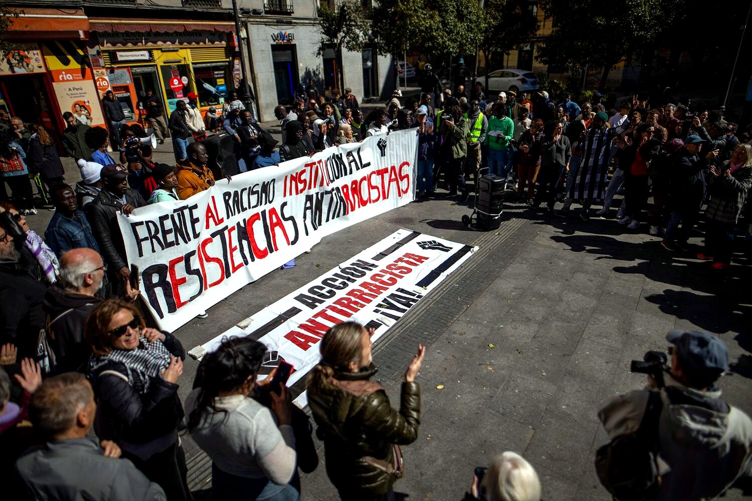 Colectivos antirracistas arropan a Serigne Mbaye y denuncian el racismo y las violencias policiales