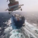 Los hutíes abordan un carguero en el Mar Rojo.