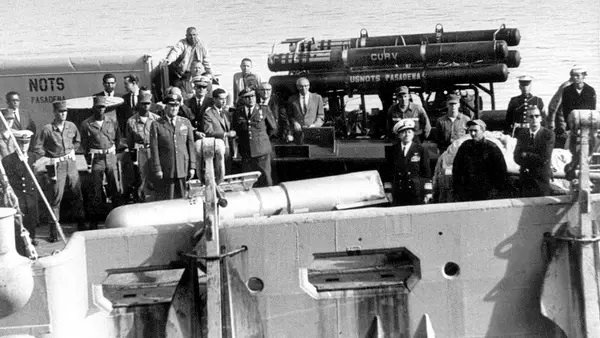 Los militares estadounidenses contemplaban la bomba nuclear rescatada del mar en aguas de la localidad almeriense de Palomares - Era el último artefacto de los caídos en un accidente.