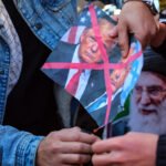 Manifestantes iraquíes queman una fotografía tachada del presidente estadounidense Donald Trump y del primer ministro israelí Benjamín Netanyahu.