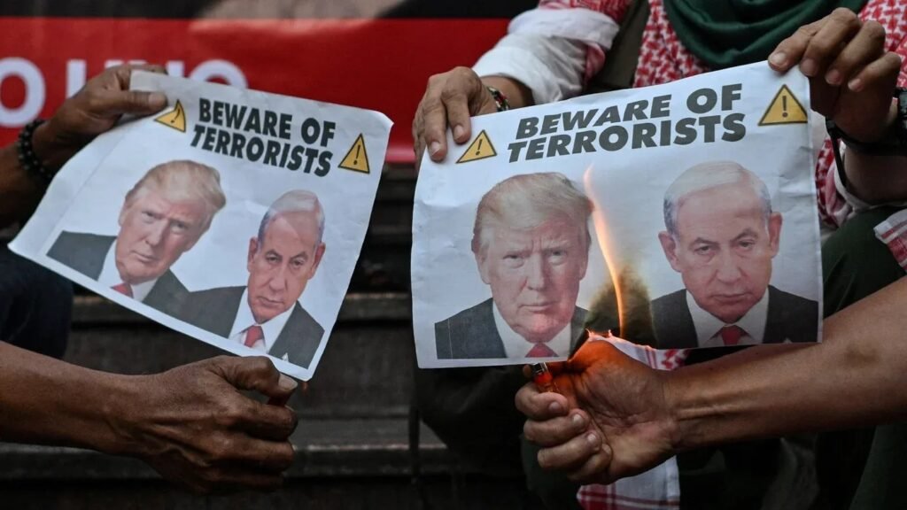 Manifestantes queman imágenes de Donald Trump y Benjamin Netanyahu durante una manifestación tras los ataques estadounidenses e israelíes contra Irán, en Ciudad Quezón, Filipinas.