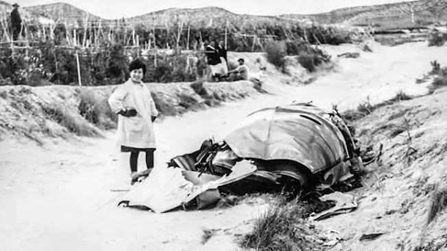 Manuela Sabiote, junto a los restos del fuselaje de un avión caído en Palomares.