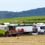 Máquina agrícola cosechando cereal..