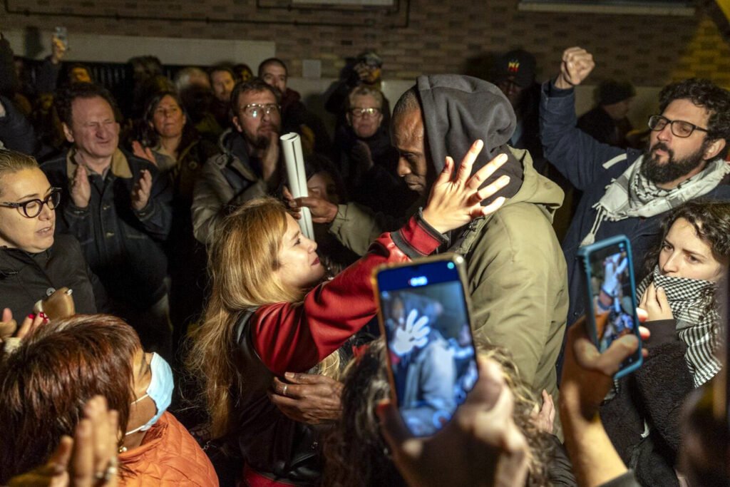 Mbaye, después de salir de comisaría en la madrugada del 27 de marzo.