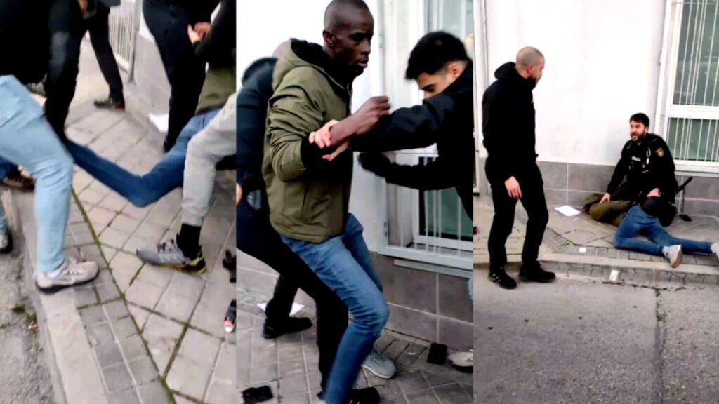 Momento de la detención de Serigne Mbaye en la puerta de su domicilio.