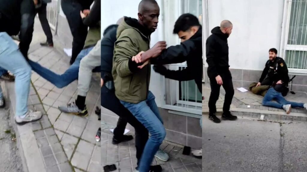 Momento de la detención de Serigne Mbaye en la puerta de su domicilio.