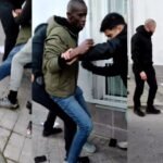 Momento de la detención de Serigne Mbaye en la puerta de su domicilio.