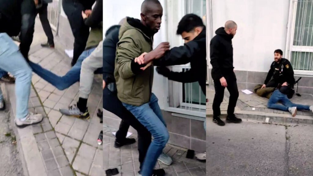 Momento de la detención de Serigne Mbaye en la puerta de su domicilio.